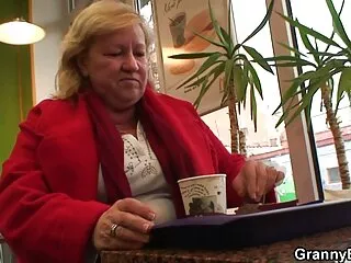 دختر سرحال در سکس گی ها جوراب مشکی خروس پسر را می گیرد
