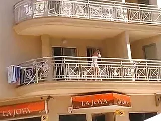 دختران قبل از روشن شدن وب سکس دوست داشتنی کم ، لباس خود را در می آورند