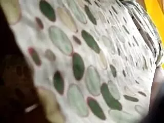 Tattooed MILF سکس سیاه ها روی آلت تناسلی مرد نشسته است