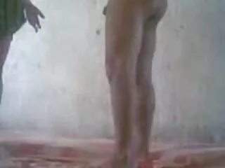 بور منحنی با لباس اتاق خواب سکسی شنای باز کنار پنجره سیگار می کشد