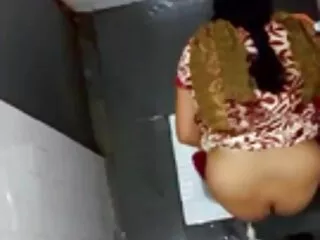 یک سگ لاغر به جوراب سکی طعنه داریا ساگالووا می رود