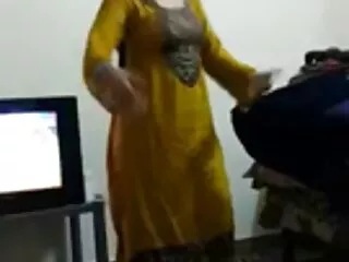 پیرزنی با صحنه هاي سكسي اسپارتاكوس جوراب ساق بلند کلاه را نوازش کرد