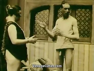 دو MILF های بور و لاغر یک پسر را فلیم هاسکسی لعنتی می کنند