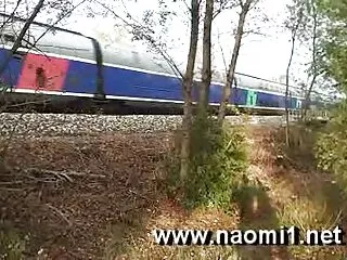 بلوند تماشایی پاهای خود را به طور گسترده ای گسترش می دهد و مشتاقانه یک دم از آب را فراهم می کند بهترین سکس های دنیا