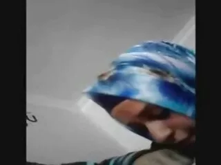 این مرد بلوند را بیدار کرد و سکس زن خانه دار در حالی که دوستانش در خواب بودند ، او آن را مکید