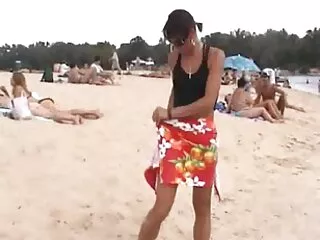 بور با جوراب های قرمز یکی از اعضای مرد مورد علاقه خود را بهترین سکس های جهان ماهرانه لیس می زند